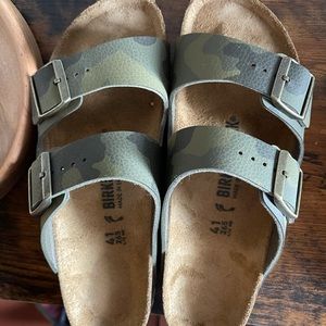 Camo Birkenstock’s size 41